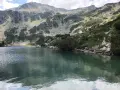 Spokojne jezioro odbija skaliste zbocza gór Pirin porośnięte kosodrzewiną.