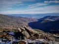 Widok na Beskidy z Wisły. Grupa turystów podziwia panoramę gór i doliny.