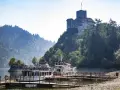 Majestatyczny zamek na wzgórzu, statki wycieczkowe przy pomoście. Idealne miejsce, gdzie na weekend Małopolska zaprasza do podziwiania krajobrazów.