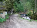 Brama zamyka wjazd na **dolinę olczyska trasę**. Droga prowadzi do drewnianego mostku nad rwącym potokiem.