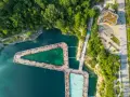 Drewniane pomosty i baseny w zalewie Zakrzówek. Sprawdź zakrzówek cennik i zaplanuj relaks wśród zieleni.