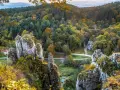 Ojcowski Park Narodowy zachwyca jesienią. Wapienne skały i kolorowy las tworzą malowniczy krajobraz.