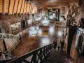 Rodzina schodzi schodami do podziemnej kaplicy w kopalni soli. Zwiedzanie Wieliczki to niezapomniane przeżycie.