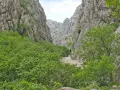 Wąwóz jak z westernu, gdzie mógłby przemierzać kanion winnetou. Skaliste ściany, bujna zieleń i ścieżka dla turystów.