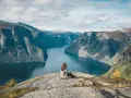 Kobieta podziwia zapierające dech w piersiach widoki na fiord, jedno z najpiękniejszych miejsc w Norwegii.