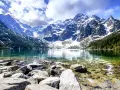 Morskie Oko, perła Tatr, gdzie najmłodsze góry w Polsce wznoszą się nad krystalicznie czystą wodą.