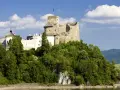 Zamek w Niedzicy, malowniczo położony nad jeziorem, kryje wiele ciekawostek. Otoczony zielenią, z wieżą górującą nad okolicą, zaprasza do odkrywania historii.