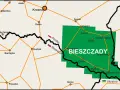 Mapa pokazuje, gdzie leżą Bieszczady, zaznaczone zielonym obszarem między Polską, Słowacją i Ukrainą, z widocznymi miastami jak Sanok, Lesko i Ustrzyki Dolne.