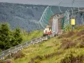 Para z uśmiechem zjeżdża kolejką górską na Górze Żar. To świetne atrakcje dla całej rodziny.