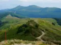 Malowniczy szlak na Połoninie Wetlińskiej, w oddali widać góry.
