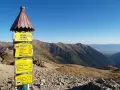 Szlak na Wołowiec (2063 m n.p.m.) w Tatrach. Znaki wskazują drogę do Ostrego Rohacza, Smutnego Sedla i innych szczytów.