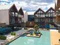Nowoczesny kompleks hotelowy z basenem i tarasami, idealny na wypoczynek w Karkonoszach. Jelenia Góra, jakie województwo? Dolnośląskie!