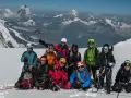 Grupa alpinistów na tle majestatycznego Monte Rosa, gotowa do zdobycia szczytu.