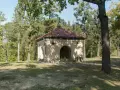 Kapliczka na kalwaryjskich dróżkach. Czas przejścia przez ten piękny las.