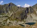 Kamieniste zbocza górskie z dwoma stawami. Widok na najkrótszy szlak na Bystrą.