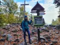 Kobieta na szczycie Łysicy, 614 m n.p.m., przy drogowskazie szlaku łysica - kakonin. Jesień w pełni, liście na ziemi.