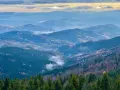 Widok na Beskid Sądecki, mgły unoszące się w dolinach. To może być początek najkrótszego szlaku na Gorc.