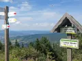 Rozdroże szlaków na Luboń Wielki. W oddali widać paralotnię.