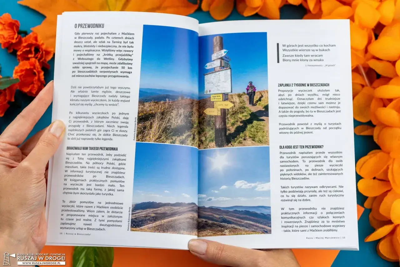 Widok na malownicze **Bieszczady** z połonin. Na pierwszym planie drogowskazy, w tle turystka.