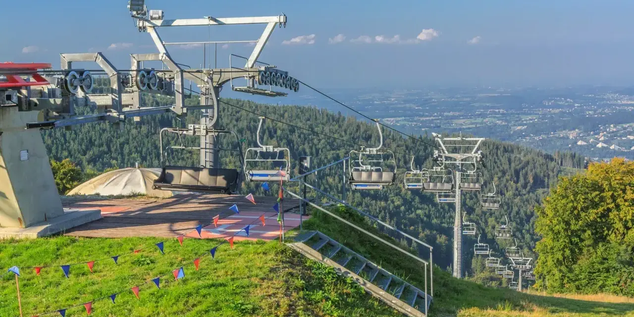 Kolejka linowa na Czantorię, gdzie jest piękny widok na Beskidy i okoliczne miasta.