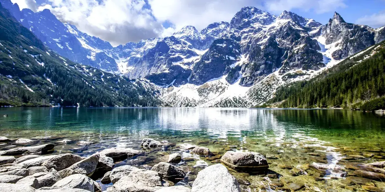 Morskie Oko, perła Tatr, gdzie najmłodsze góry w Polsce wznoszą się nad krystalicznie czystą wodą.