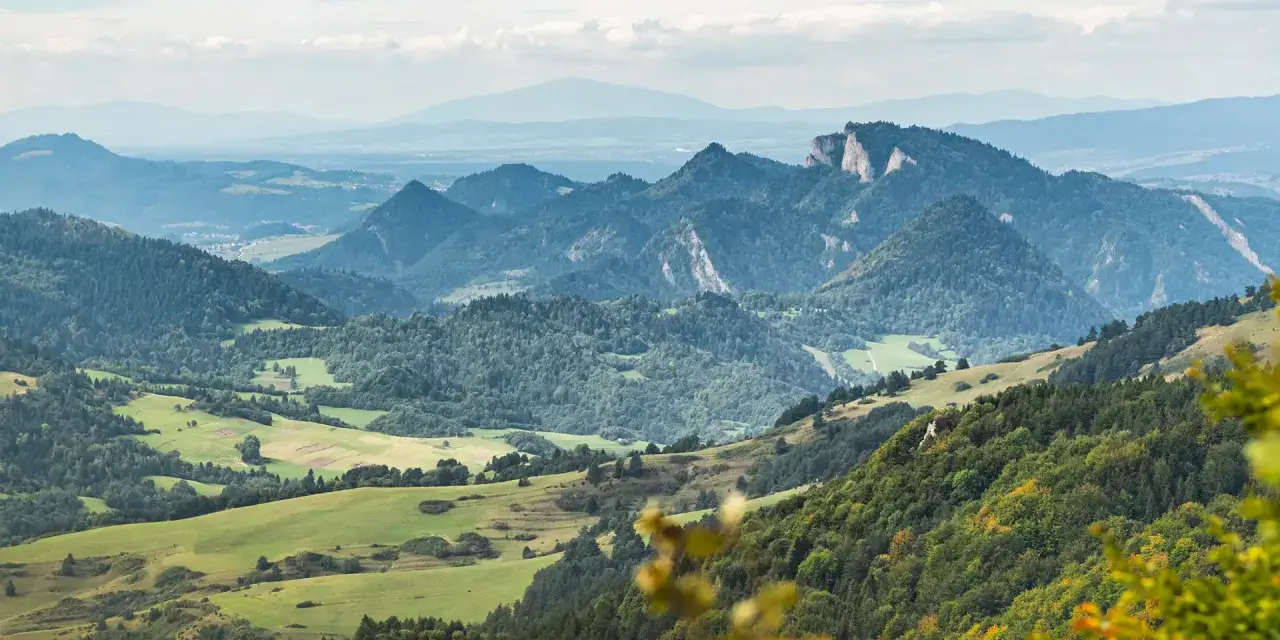 Widok na malownicze, zielone doliny i skaliste szczyty, tworzące wysoką koronę gór polski.