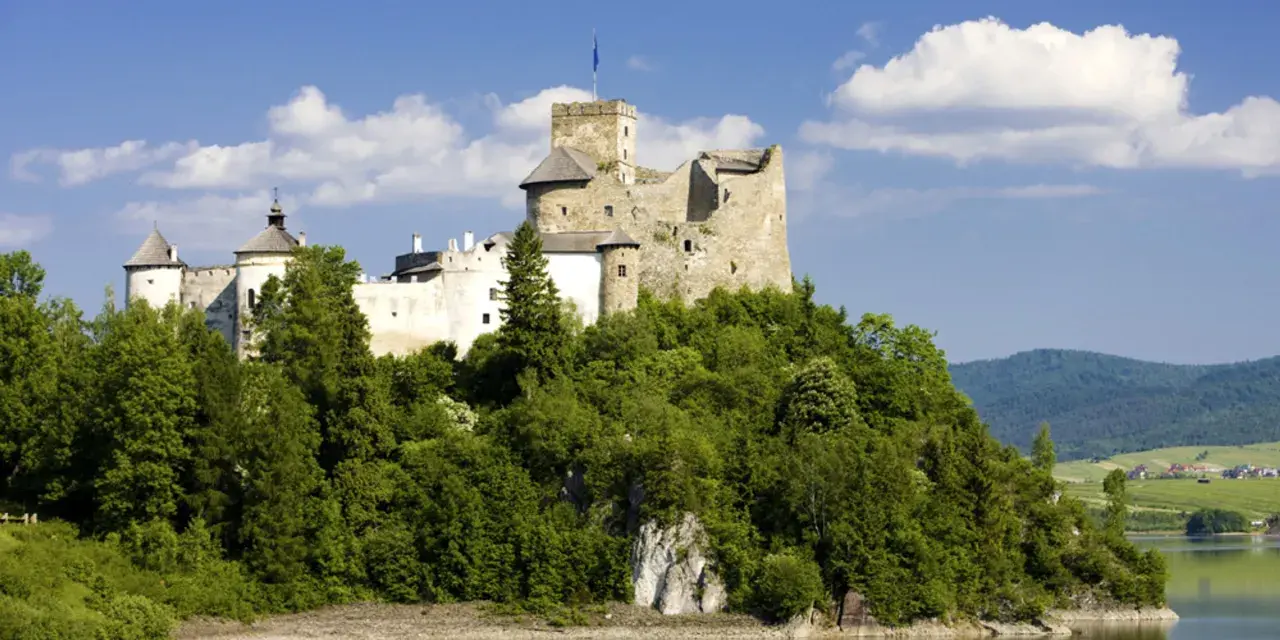 Zamek w Niedzicy, malowniczo położony nad jeziorem, kryje wiele ciekawostek. Otoczony zielenią, z wieżą górującą nad okolicą, zaprasza do odkrywania historii.