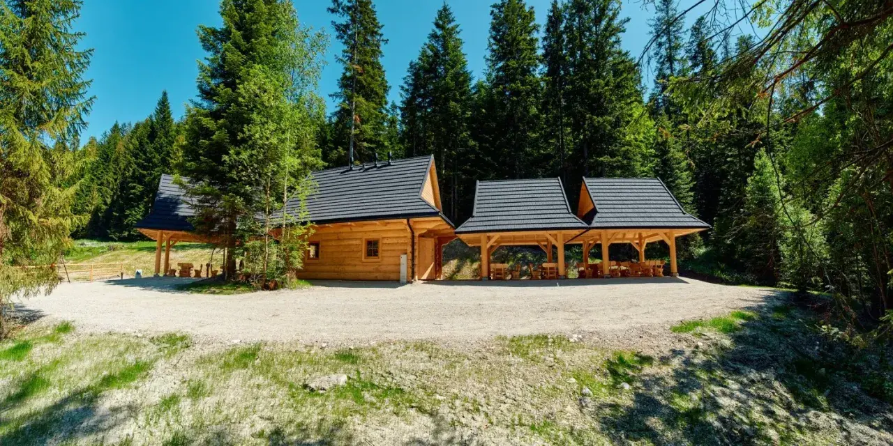 Bacówka u Dudka: Gorczański azyl z widokiem na Tatry? Sprawdź!