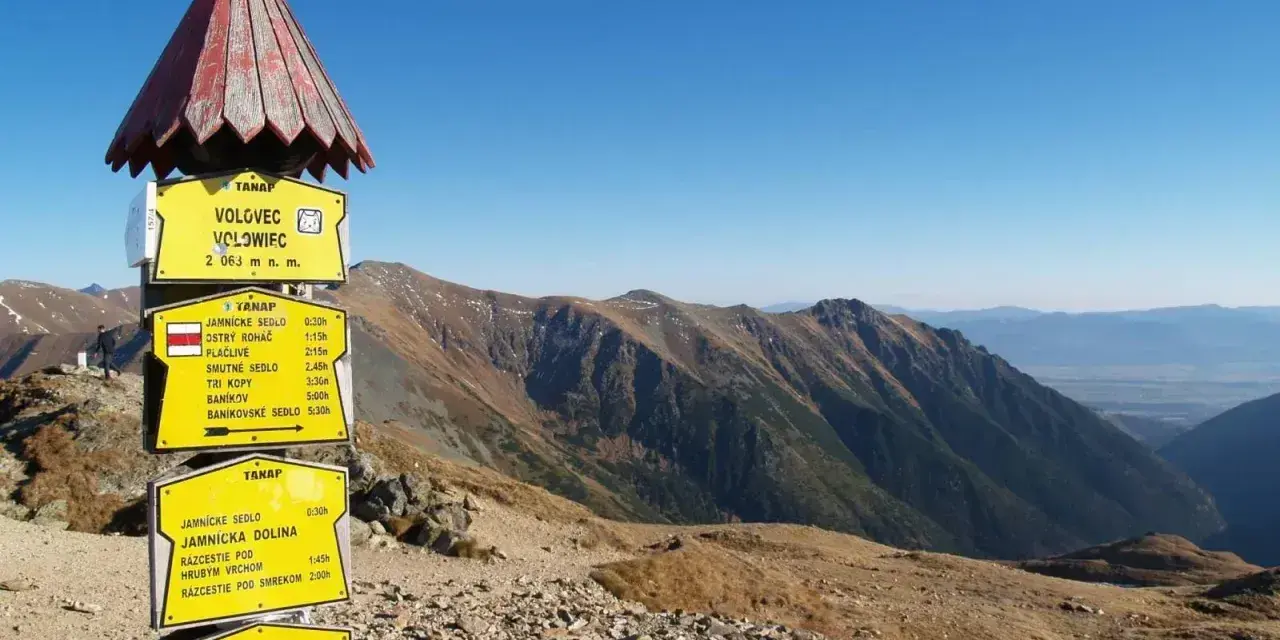 Szlak na Wołowiec (2063 m n.p.m.) w Tatrach. Znaki wskazują drogę do Ostrego Rohacza, Smutnego Sedla i innych szczytów.
