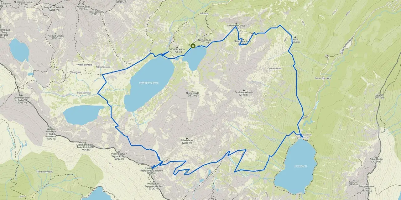Mapa turystyczna z zaznaczoną trasą wokół Wielkiego Stawu Polskiego i Morskiego Oka.