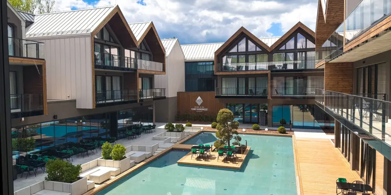 Nowoczesny kompleks hotelowy z basenem i tarasami, idealny na wypoczynek w Karkonoszach. Jelenia Góra, jakie województwo? Dolnośląskie!