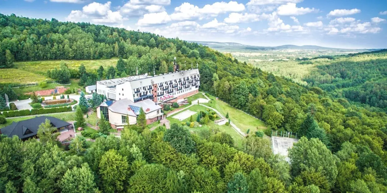 Hotel w otoczeniu zieleni Gór Świętokrzyskich. Malownicze miejscowości i krajobrazy.