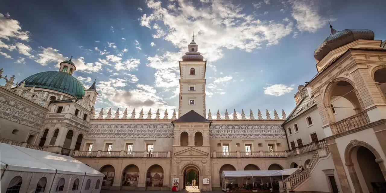 Zamek w Krasiczynie zachwyca architekturą. Sprawdź aktualne zamek w Krasiczynie ceny biletów i zaplanuj wizytę!