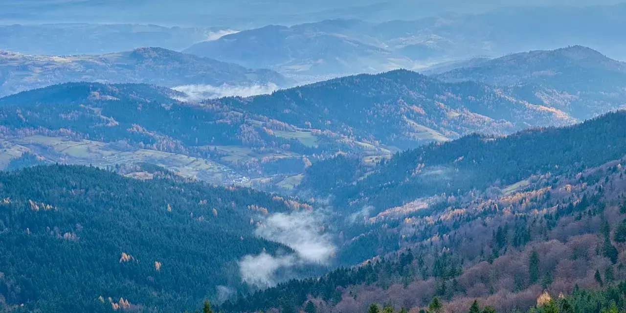 Widok na Beskid Sądecki, mgły unoszące się w dolinach. To może być początek najkrótszego szlaku na Gorc.