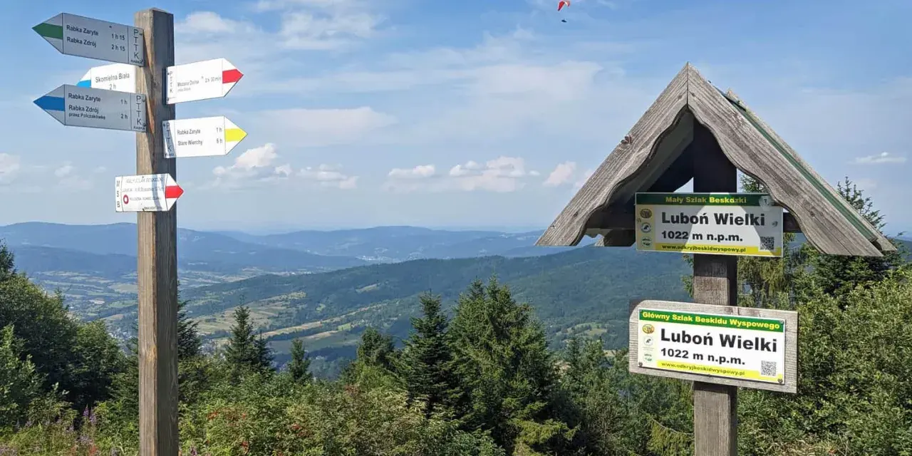Rozdroże szlaków na Luboń Wielki. W oddali widać paralotnię.