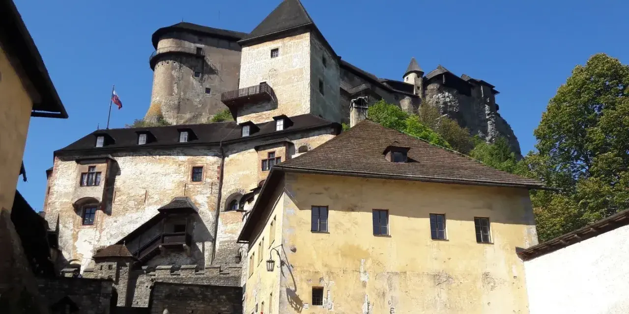 Zamek Orawski, malownicza twierdza na skale. Sprawdź zamek orawski cennik i zaplanuj wizytę!