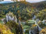 Ojcowski Park Narodowy zachwyca jesienią. Wapienne skały i kolorowy las tworzą malowniczy krajobraz.