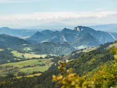 Widok na malownicze, zielone doliny i skaliste szczyty, tworzące wysoką koronę gór polski.