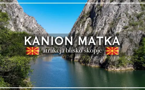 Wodna ścieżka przez kanion Matka, malowniczą atrakcję blisko Skopje, otoczony skalistymi zboczami i bujną zielenią.
