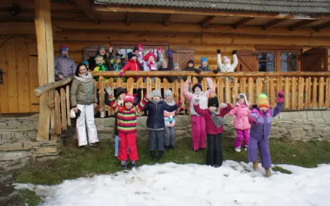 Bacówka Światowid na Beskidku: Odkryj Szlaki i Smaki Beskidów!