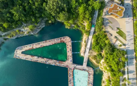 Drewniane pomosty i baseny w zalewie Zakrzówek. Sprawdź zakrzówek cennik i zaplanuj relaks wśród zieleni.