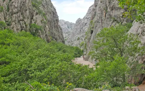 Wąwóz jak z westernu, gdzie mógłby przemierzać kanion winnetou. Skaliste ściany, bujna zieleń i ścieżka dla turystów.