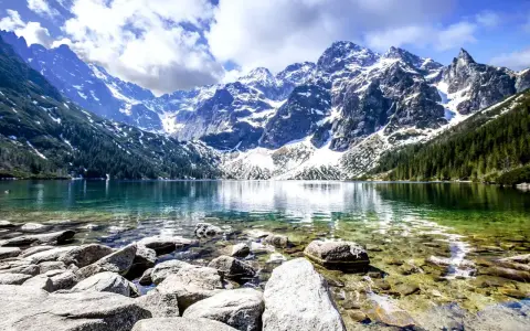Morskie Oko, perła Tatr, gdzie najmłodsze góry w Polsce wznoszą się nad krystalicznie czystą wodą.