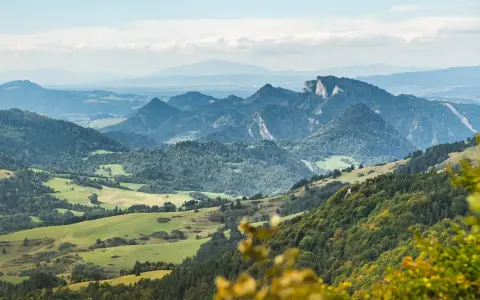 Widok na malownicze, zielone doliny i skaliste szczyty, tworzące wysoką koronę gór polski.