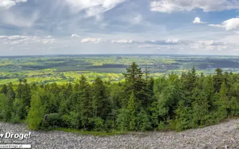 Widok z góry na zielone pola i lasy, idealne na odkrywanie fajnych miejsc w świętokrzyskim.
