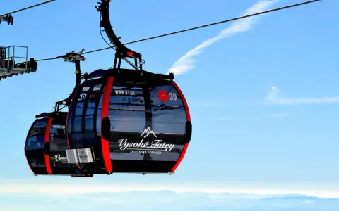 Kolejką na Łomnicę. Bilety online na Tatry Wysokie. Widok na góry z gondoli.
