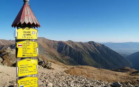 Szlak na Wołowiec (2063 m n.p.m.) w Tatrach. Znaki wskazują drogę do Ostrego Rohacza, Smutnego Sedla i innych szczytów.