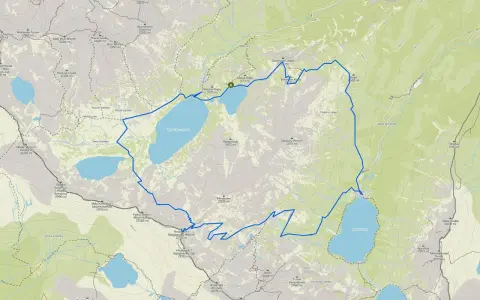 Mapa turystyczna z zaznaczoną trasą wokół Wielkiego Stawu Polskiego i Morskiego Oka.