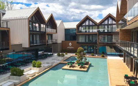 Nowoczesny kompleks hotelowy z basenem i tarasami, idealny na wypoczynek w Karkonoszach. Jelenia Góra, jakie województwo? Dolnośląskie!