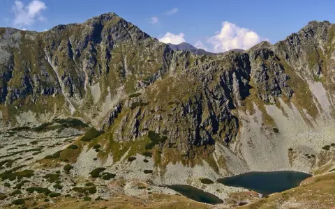 Kamieniste zbocza górskie z dwoma stawami. Widok na najkrótszy szlak na Bystrą.